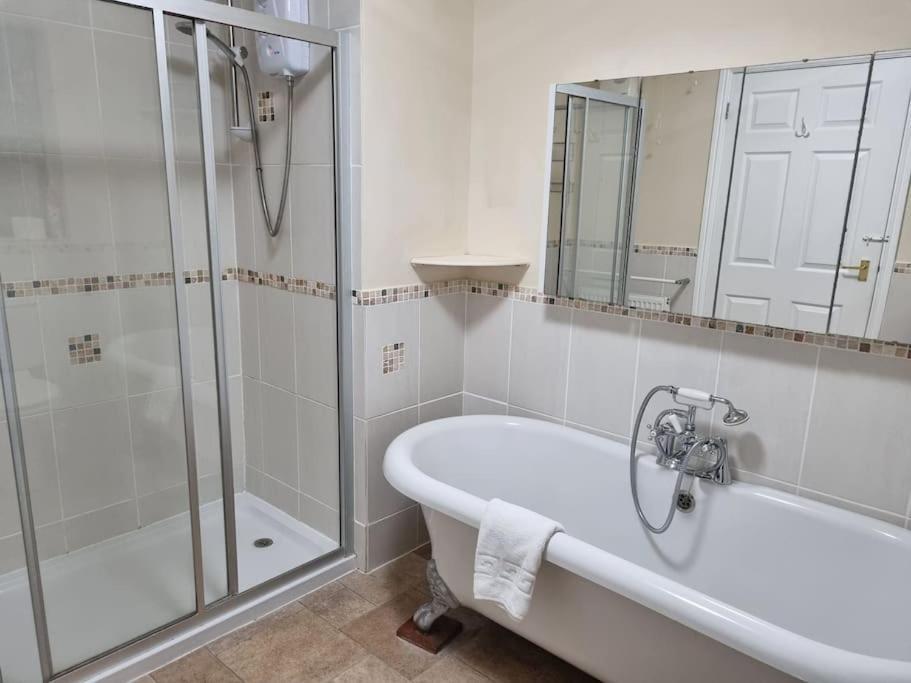 Spacious Detached Home With Beautiful Seaviews, Sleeps 6 Trimingham Luaran gambar