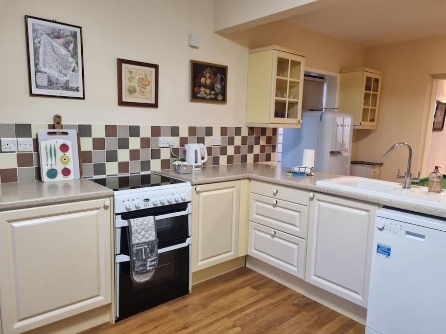 Spacious Detached Home With Beautiful Seaviews, Sleeps 6 Trimingham Luaran gambar